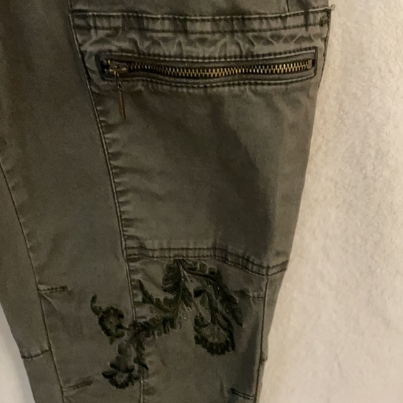 White House Black Market “The Slim Crop” cargo style pants woman’s size 2 - Picture 3 of 12